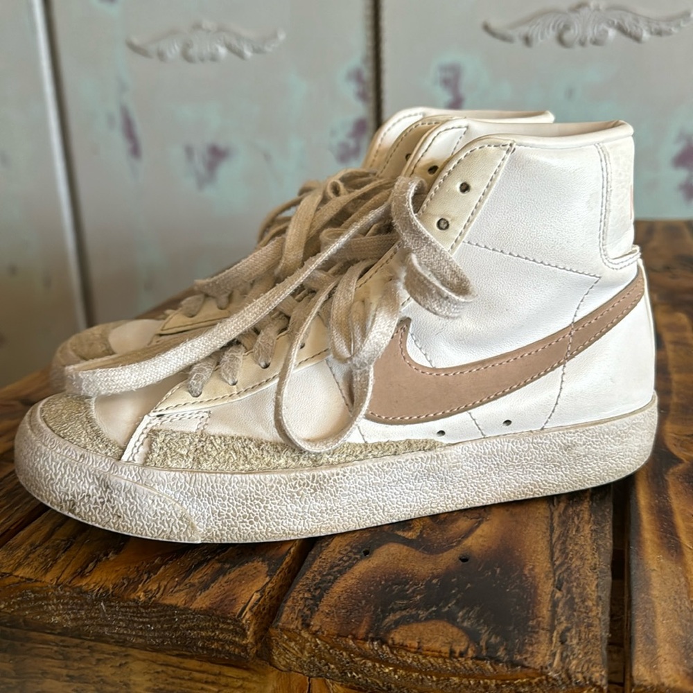 Nike blazers
White w/ pink check
Size 5